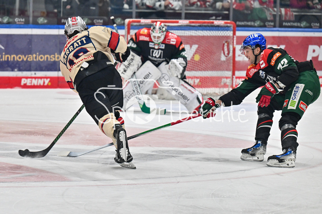 Augsburger Panther - Nürnberg Ice Tigers | Evan BARRATT (Nürnberg Ice Tigers #10) bei einem Torschuss - Riley McCOURT (Augsburger Panther #72) kann nicht mehr stoeren / DEL: Augsburger Panther - Nuernberg Ice Tigers, Curt Frenzel Stadion am 03.01.2025