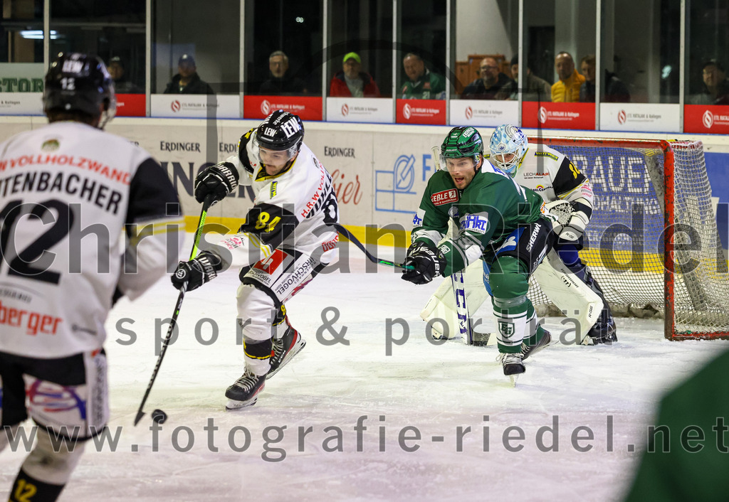 2023-11-17_050_TSV_Erding_gegen_EA_Schongau | Erding, Deutschland, 17.11.2023:
Eishockey, Bayernliga Vorrunde 2023 / 2024, 10. Spieltag, TSV Erding gegen EA Schongau, Endergebnis: 12:4

Tim Mühlegger (EA Schongau, #84), Thomas Plihal (Erding Gladiators, #39), Torwart Xaver Nagel (EA Schongau, #80)

Foto: Christian Riedel / fotografie-riedel.net