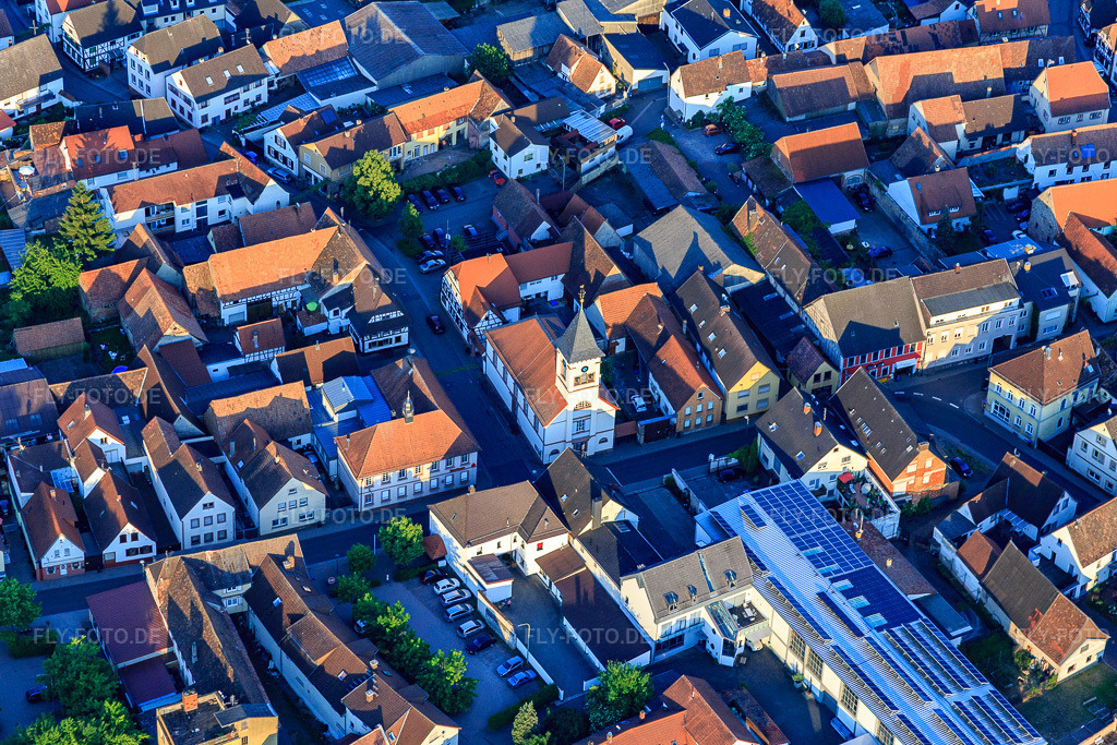 Luftbild: Kirche im Ortsteil Ingenheim in Billigheim-Ingenheim im Bundesland Rheinland-Pfalz in Deutschland. Foto: IMG_080365.jpg vom 05.06.2015 durch Werner Riehm/FLY-FOTO.de
