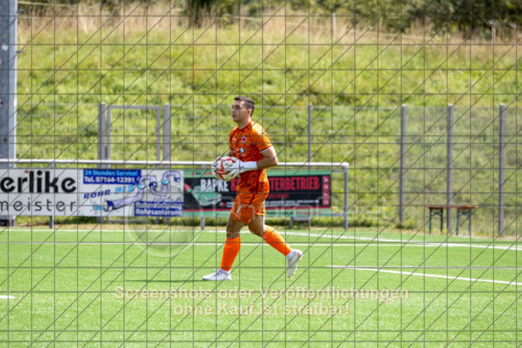 20250824_130113_0105 | #,1.FC Heiningen II (gelb) vs. 1.Göppinger SV III (weiß), Fußball, Kreisliga B7 - Bezirk Neckar/Fils, 01. Spieltag, Saison 2025/2026, Kunstrasenplatz Sportzentrum Heiningen, Krautgarten 1, 73092 Heiningen, 24.08.2025 - 13:00 Uhr,Foto: PhotoPeet-Sportfotografie/Peter Harich