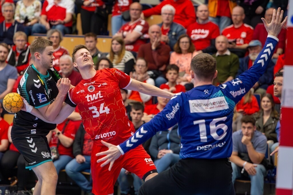 26.04.2024, 2. HBL (Handball-Bundesliga), 30. Spieltag: Eulen Ludwigshafen gegen TuSEM Essen (Endstand 32:37). Foul an Sebastian Trost (34, Eulen Ludwigshafen). Der anschließende Siebenmeter führt zum Tor | 26.04.2024, 2. HBL (Handball-Bundesliga), 30. Spieltag: Eulen Ludwigshafen gegen TuSEM Essen (Endstand 32:37). Foul an Sebastian Trost (34, Eulen Ludwigshafen). Der anschließende Siebenmeter führt zum Tor - Realisiert mit Pictrs.com
