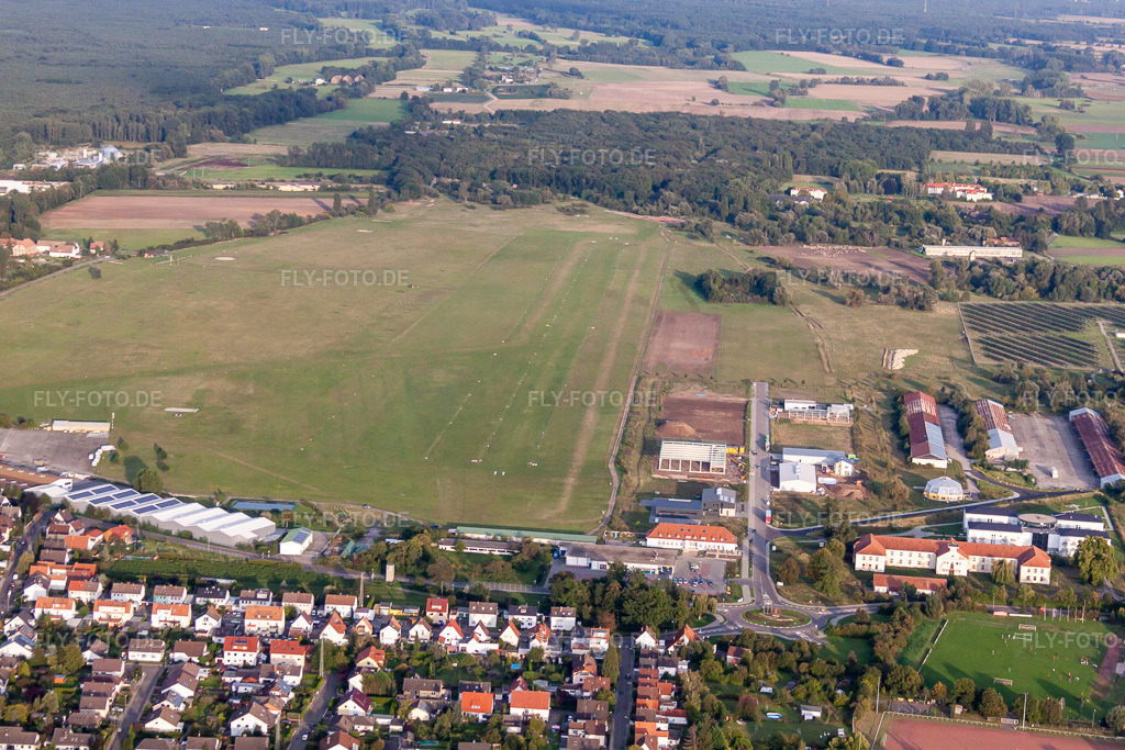 Luftbild: Start- und Landebahn mit Rollfeldgelände des Flugplatz des FSV Neustadt am Flugplatz Lachen - Speyerdorf im Ortsteil Lachen-Speyerdorf an der Weinstraße im Ortsteil Speyerdorf in Neustadt im Bundesland Rheinland-Pfalz in Deutschland. Foto: IMG_71230.jpg vom 27.08.2014 durch Werner Riehm/FLY-FOTO.de