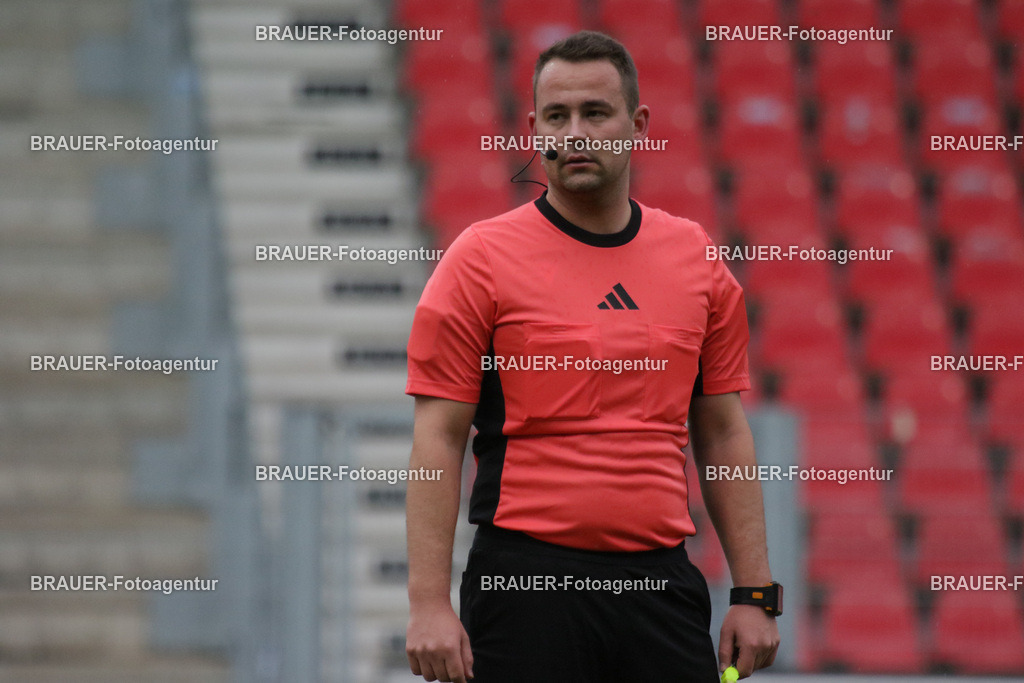 KFC Uerdingen - TSV Meerbusch | Krefeld, Deutschland, 07.12.25  Schiedsrichter Lukas Dyck während des Oberliga Niederrhein Spiels zwischen KFC Uerdingen - TSV Meerbusch im Krefelder Grotenburg Stadion am 07. Dezember 2025 in Krefeld (Foto von Ralph Görtz / Brauer-Fotoagentur)