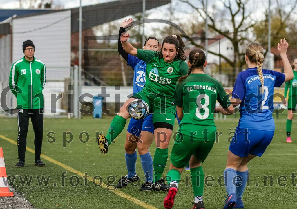 2023-11-19_021_FC_Langengeisling_gegen_FC_Forstern_II | Erding, Deutschland, 19.11.2023:
Fußball, Bezirksoberliga 2023 / 2024, 12. Spieltag, FC Langengeisling gegen FC Forstern II, Endergebnis: 3:0

Lisa Mayer (FC Langengeisling, #6), Laura Schuhbauer (FC Forstern, #24), Maria Zierer (FC Forstern, #8), Marie Huber (FC Langengeisling, #2)

Foto: Christian Riedel / fotografie-riedel.net