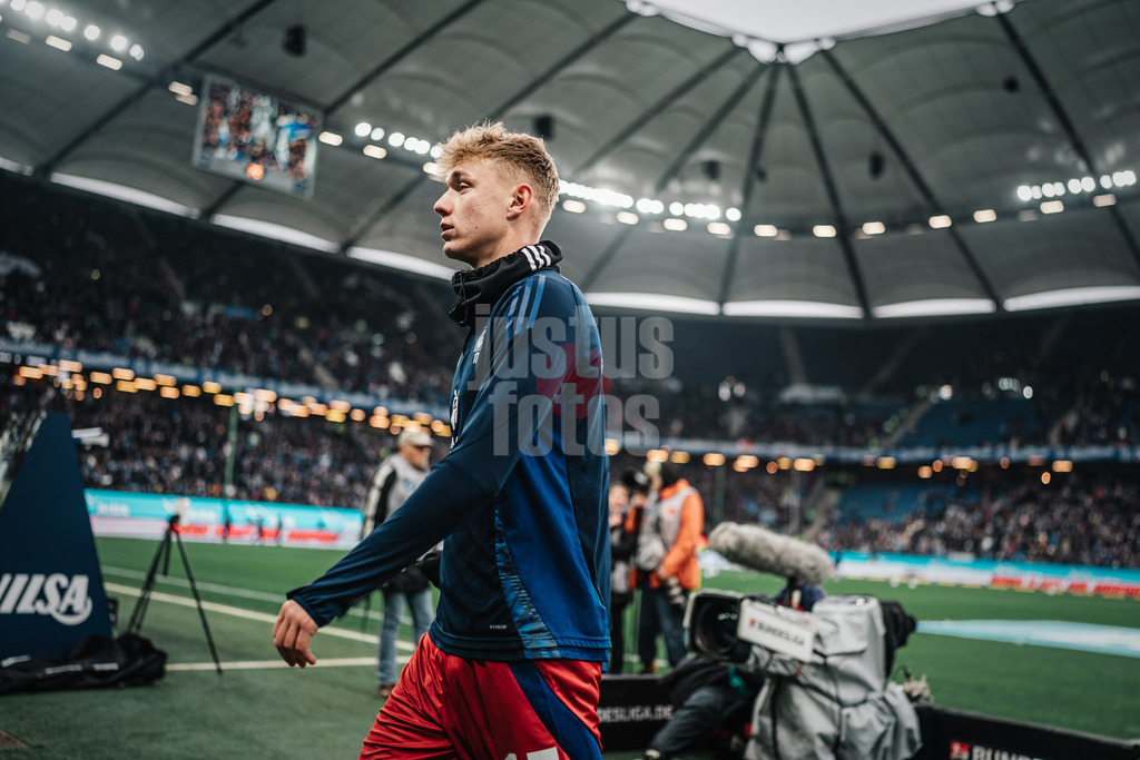 Fußball | Männer | Saison 2024/2025 | 2. Fußball-Bundesliga | 15. Spieltag | Hamburger SV vs. SV Darmstadt 98 | 08.12.2024 | Adam Karabec (#17, HSV) nach dem Warm-Up