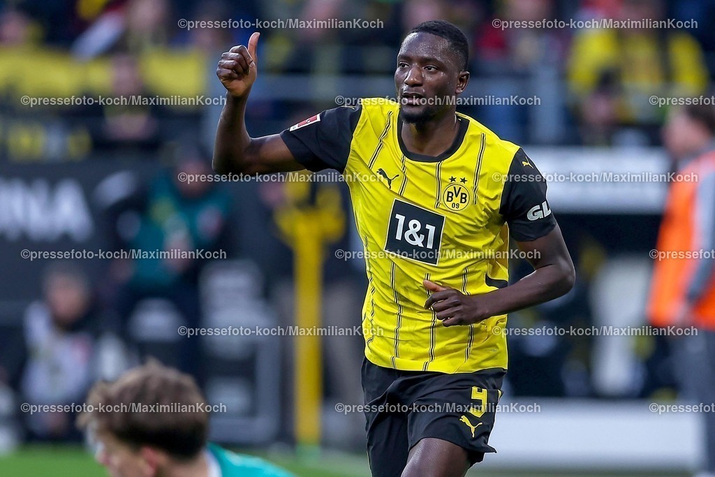 BVB08022501076 | 08.02.2025, Fußball, Borussia Dortmund - VfB Stuttgart, 1. Fußball Bundesliga, 21. Spieltag, Signal Iduna Park, Saison 2024 2025: Serhou Guirassy (BVB #9) zufrieden gestikulierend Daumen nach ObenDFB regulations prohibit any use of photographs as image sequences and or quasi-video.