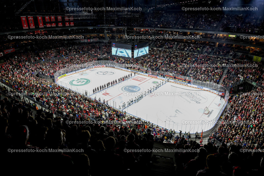 KEC22122401004 | 22.12.2024, Eishockey, DEL, Kölner Haie - Straubing Tigers, Spieltag 29, Lanxess-Arena Köln: Schweigeminute Gedenken an die Opfer des Terroranschlags auf dem Weihnachtsmarkt in Magdeburg Feature Symbolbild Innenansicht Sporthalle Spielstätte Eisfläche Übersicht Übersichtsbild Voll Besucher Zuschauer Ausverkauft volle Halle Eishockeyfans Zuschauerzahlen Besucherzahlen