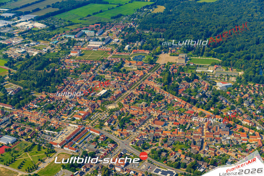Neue Luftbildaufnahme der Stadt Ludwigslust - Das Luftbild wurde 2025 vom UL-Flugzeug heraus erstellt ( keine Drohnenaufnahme ) - Hochauflösende Luftaufnahme - für Wandbilder und großformatige Ausdrucke geeignet. Das besondere Geschenk!Hier alle&nbsp;Infos zur Lizenzierung der LuftaufnahmeWir fliegen auch dieses Jahr wieder in Ihre Region um Luftbilder zu erstellen.- Luftbild anfragen