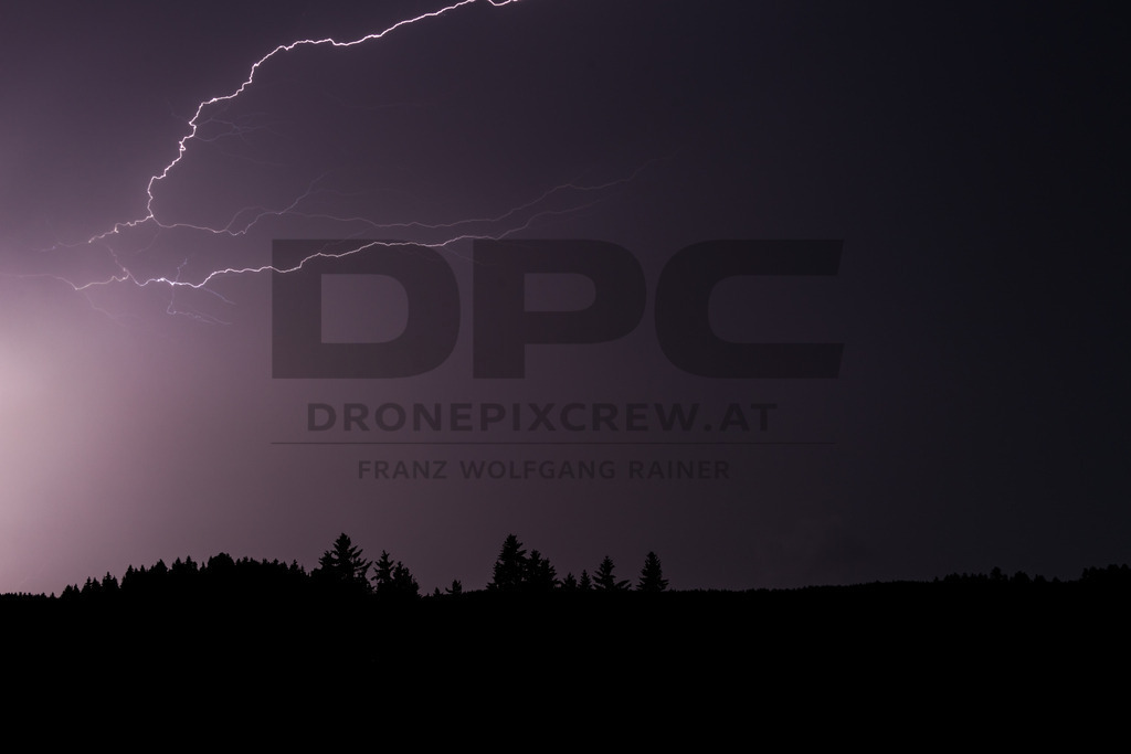 Blitze und Unwetter | Dramatische Gewitterstimmung mit Blitzen am Nachthimmel. Dunkle Wolken und intensive Lichtstimmungen zeigen die Kraft eines herannahenden Unwetters in eindrucksvoller Atmosphäre. - Realisiert mit Pictrs.com