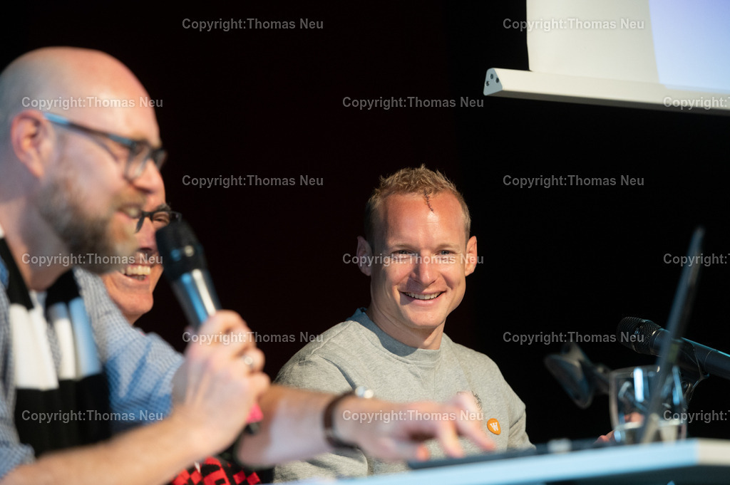 DSC_8758 | bbe, Bensheim, Goethegymnasium, Besuch von Sebastian Rode mit Fragerunden und Autogrammstunde, hier zusammen mit Schulleiter Jürgen Mescher und Sportlehrer Markus Göldner  ,, Bild: Thomas Neu