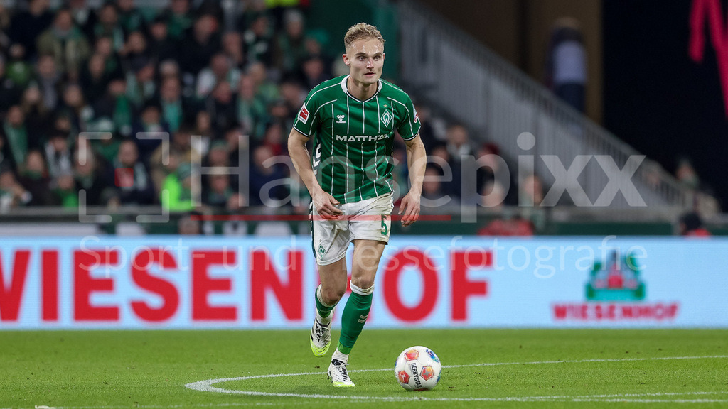 Fussball, Bundesliga, SV Werder Bremen - 1. FC Union Berlin | Amos Pieper (SV Werder Bremen, 5) am Ball, Freisteller, Einzelbild, Ganzkörper, Aktion, Action, Spielszene, DIE DFL-RICHTLINIEN UNTERSAGEN JEGLICHE NUTZUNG VON FOTOS ALS SEQUENZBILDER UND/ODER VIDEOÄHNLICHE FOTOSTRECKEN. DFL REGULATIONS PROHIBIT ANY USE OF PHOTOGRAPHS AS IMAGE SEQUENCES AND/OR QUASI-VIDEO.