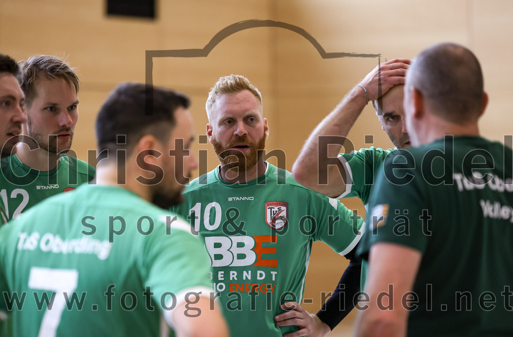 2022-11-12_075_TuS_Oberding_gegen_SC_Freising_II | Oberding, Deutschland, 12.11.2022:
Volleyball, Bezirksliga Ost 2022 / 2023, 7. Spieltag, TuS Oberding gegen MTV Pfaffenhofen II, Endergebnis: 3:2

Benedikt Lösch (TuS Oberding, #10)

Foto: Christian Riedel / fotografie-riedel.net