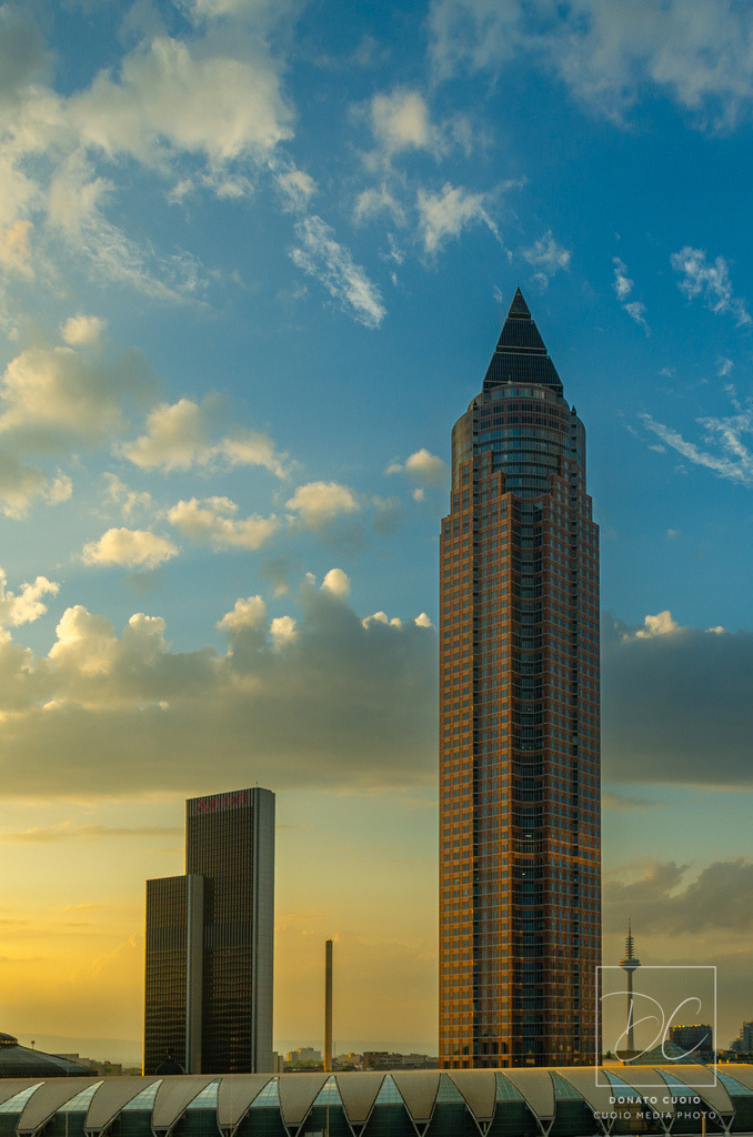 Ein Turm, der Frankfurt prägt | Stimmungsvolle Aufnahme des Frankfurter Messeturms im Abendlicht. Ein Symbol für moderne Architektur in Deutschland und urbanes Design. Ideal für Architekturbegeisterte, Sammler urbaner Fotokunst und Frankfurt-Fans. - Realisiert mit Pictrs.com