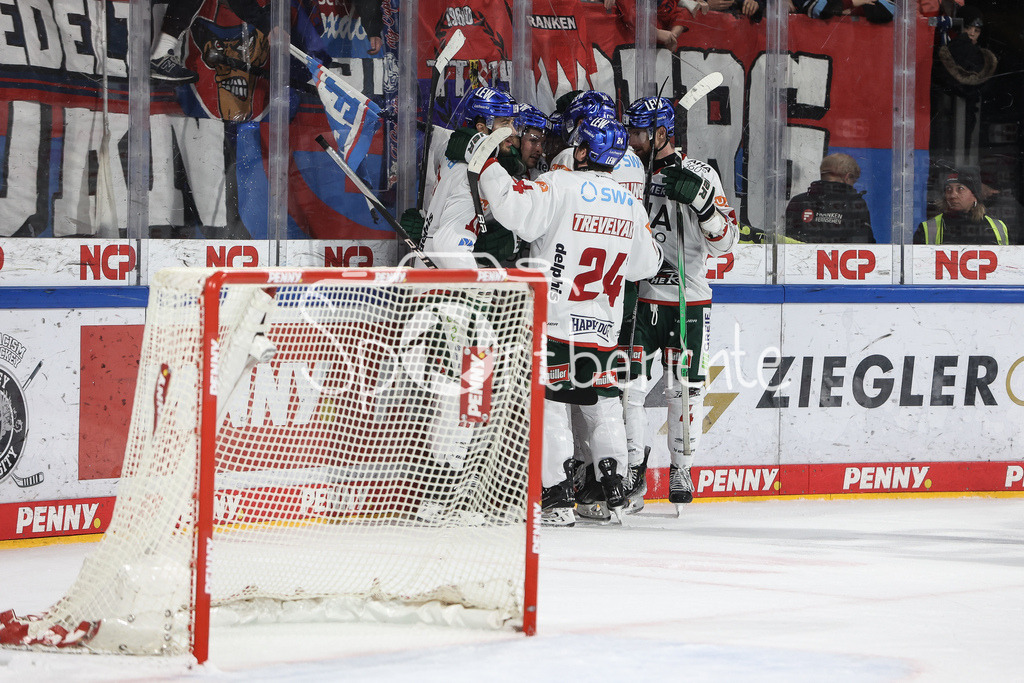 Nürnberg Ice Tigers - Augsburger Panther | Grenzenloser Jubel der Panther nach dem Siegtreffer in der Overtime durch Zachery MITCHELL (AEV #18) / Freude / Happy / Tor / Treffer / Torschuezte
