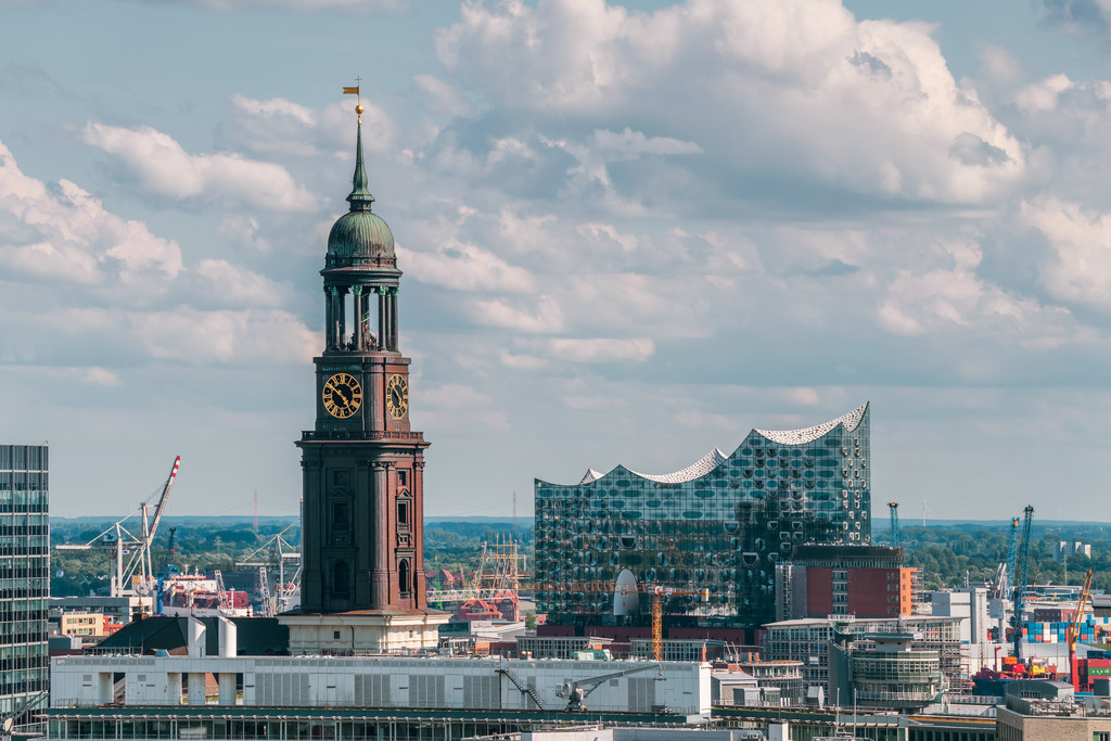 10240703 - Michel und Elbphilharmonie | Blick auf den Michel und die Elbphilharmonie.