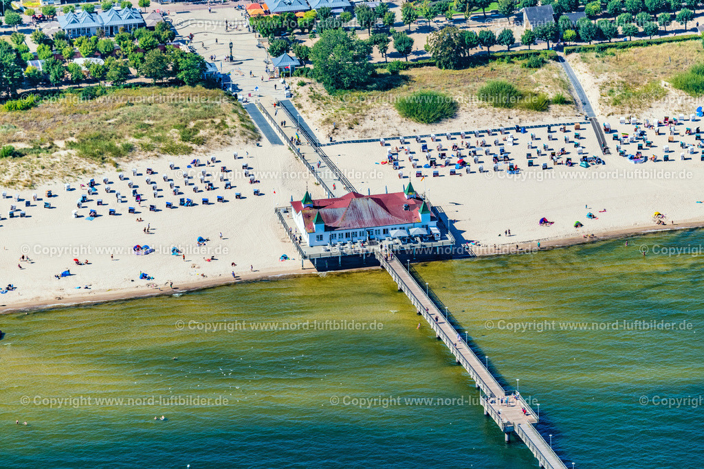 Ahlbeck_Seebrücke_Usedom_ELS_4825100822 | SEEBAD HERINGSDORF 10.08.2022 Laufflächen und Konstruktion der Seebrücke über der Wasseroberfläche Ahlbeck in Heringsdorf auf der Insel Usedom im Bundesland Mecklenburg-Vorpommern, Deutschland. Weiterführende Informationen bei: KaiserbäderTourismusService GmbH,  Seebrücke Ahlbeck. // Running surfaces and construction of the pier over the water surface . in Heringsdorf on the island of Usedom in the state Mecklenburg - Western Pomerania, Germany. Further information at: KaiserbaederTourismusService GmbH,  Seebruecke Ahlbeck. Foto: Martin Elsen