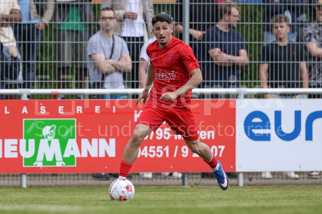 Fussball, Aufstiegsrunde Regionalliga Nord, SV Todesfelde - Blumenthaler SV | Alejandro Kellnar (Blumenthaler SV, 26) am Ball, Freisteller, Einzelbild, Ganzkörper, Aktion, Action, Spielszene
