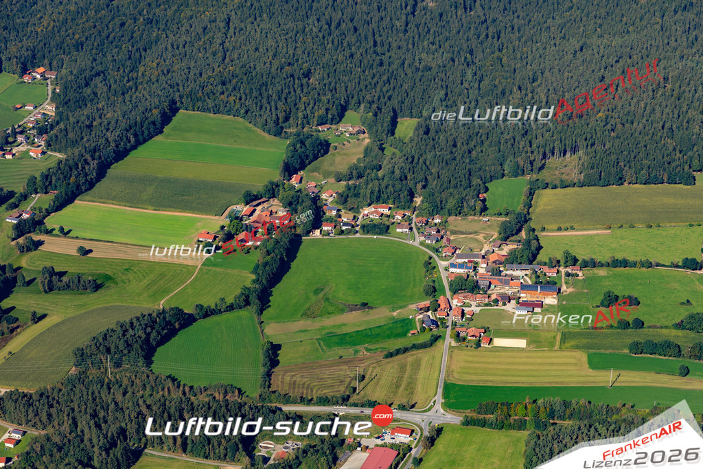 Die Luftaufnahme Thening - Hohenwarth wurde 2021 mittels Flugzeug (keine Drohne) erstellt. Hohe Auflösung -für große Poster und Wandbilder geeignet!
