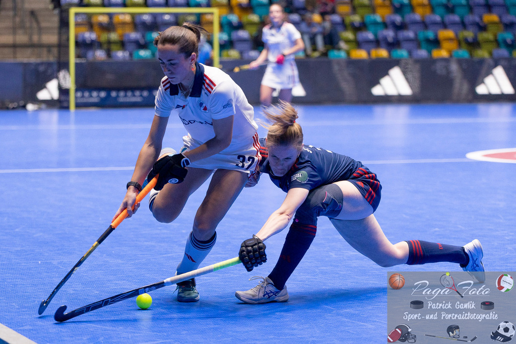 Volvo E.R.B. Final 4 Halbfinale Frauen: Mannheimer HC - Düsseldorfer HC, 25.01.2025 | Carolin Seidel (Mannheimer HC #32) & Annika Marie Spink (Düsseldorfer HC #3) im Kmapf um den Ball, Mannheimer HC - Düsseldorfer HC, Frankfurt, Süwag Arena, 25.1.2025 - Realisiert mit Pictrs.com