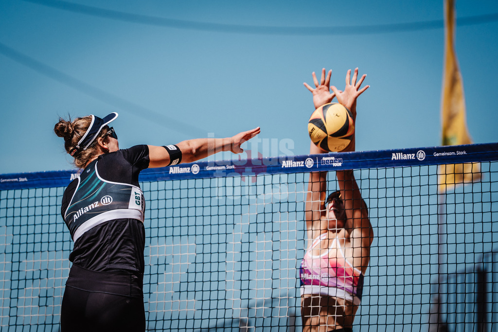 Beachvolleyball | Frauen | Allianz German Beach Tour 2025 | Tourstop Düsseldorf | 16.05.2025 | Svenja Müller links wird geblockt von Elea Beutel  rechts