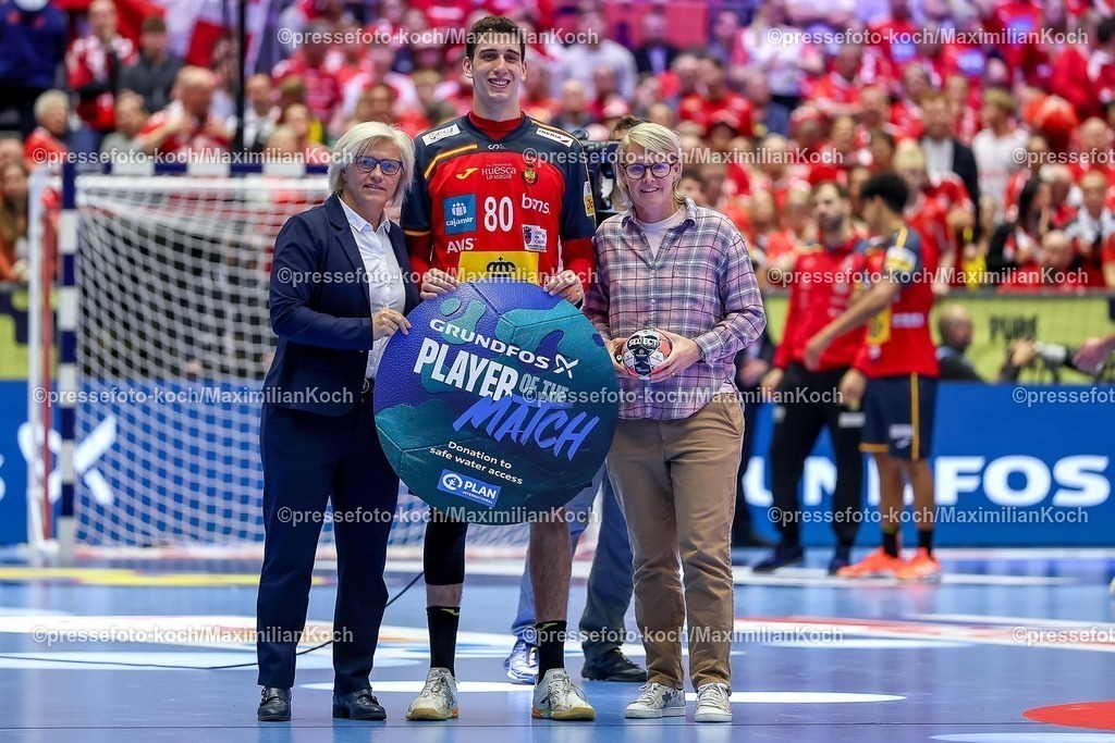 EHF26012602103 | 26.01.2026, Handball, Men's EHF EURO 2026, Frankreich - Spanien, Jyske Bank Boxen in Herning, Dänemark, Main Round: Jubel nach dem Sieg der Spanier gegen Frankreich. Player of the Match Ehrung Auszeichnung  Ian Barrufet Torrebejano (Espania #80) POTM