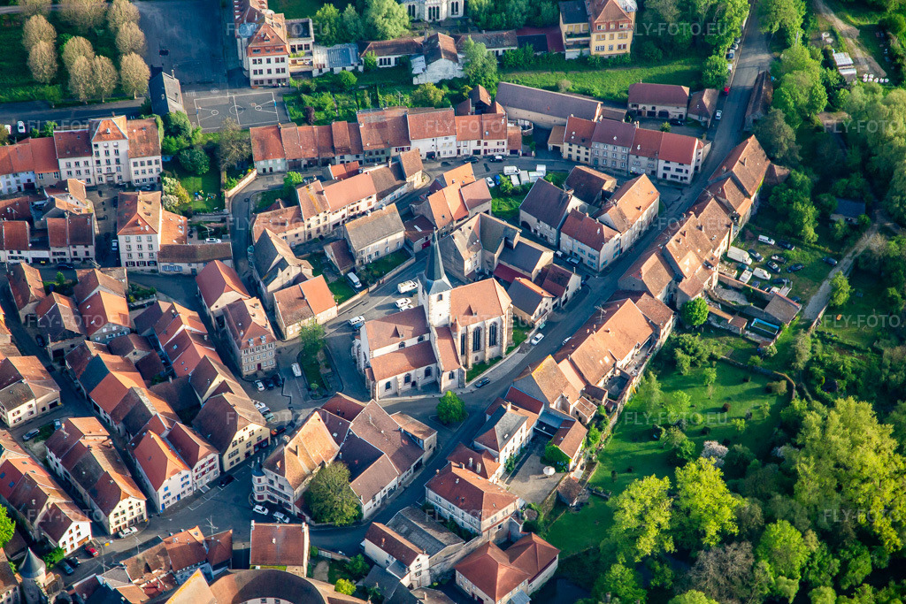 Vue aérienne: Vieille ville avec église Saint-Rémy de Fénétrange à Fénétrange dans le département Moselle, France. Photo: IMG_140611.jpg prise le 01/05/2024 par Werner Riehm/FLY-FOTO.eu – Résolution de l'original: 5472 x 3648 px