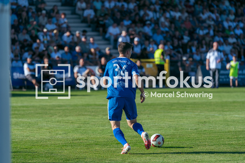SSVg Velbert 02 – Borussia Mönchengladbach | Benjamin Hemcke (SSVg Velbert 02) am Ball. Testspiel zwischen der SSVg Velbert 02 und Borussia Mönchengladbach in Velbert, 12.08.2026. Endstand: 0:8. sportimfokus / Marcel Schwering - Realisiert mit Pictrs.com