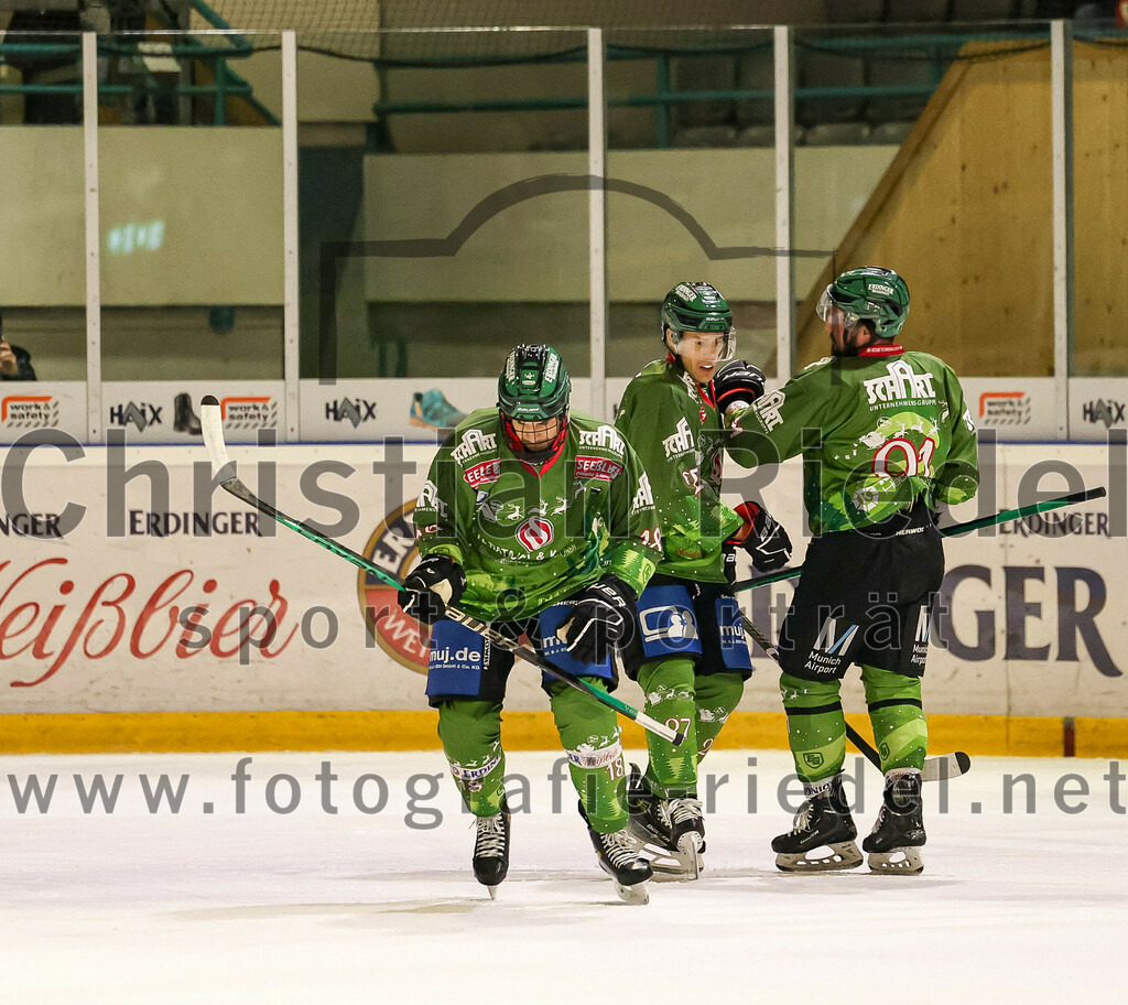 2023-12-26_066_TSV_Erding_gegen_ERV_Schweinfurt | Erding, Deutschland, 26.12.2023:
Eishockey, Bayernliga Vorrunde 2023 / 2024, 20. Spieltag, TSV Erding gegen ERV Schweinfurt, Endergebnis: 9:3

Daniel Krzizok (Erding Gladiators, #18), Mark Waldhausen (Erding Gladiators, #27), Rudolf Lorenz (Erding Gladiators, #91)

Foto: Christian Riedel / fotografie-riedel.net