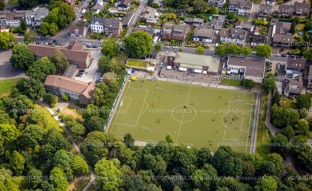 Muelheim220802635 | Luftbild, Sportplatz Schildberg des Dümptener TV mit Jugend-Fußballspielern, zwei Spielflächen, Dümpten, Mülheim an der Ruhr, Ruhrgebiet, Nordrhein-Westfalen, Deutschland