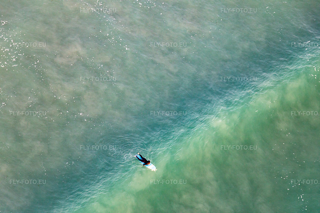 Vue aérienne: Wave surfeurs devant la Plage de Tronoën à Saint-Jean-Trolimon dans le département Finistère, France. Photo: IMG_132566.jpg prise le 17/06/2022 par Werner Riehm/FLY-FOTO.eu – Résolution de l'original: 5472 x 3648 px