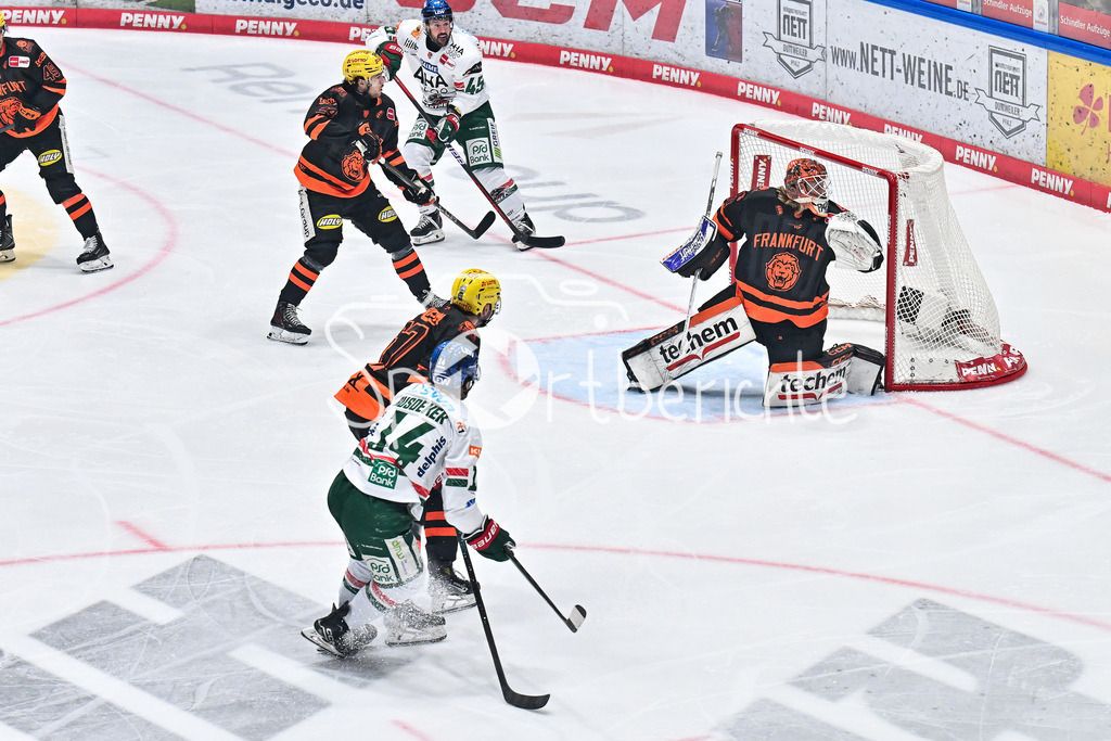 Löwen Frankfurt - Augsburger Panther | FRANKFURT, GERMANY - 19. DECEMBER: in dieser Szene trifft D. J. BUSDEKER (Augsburger Panther 14) zum 0-1 für den AEV / Tor / Torschuetze / Freude / Happy während dem Match zwischen den Löwen Frankfurt und den Augsburger Panthern am 29. Spieltag der Penny DEL in der Eissporthalle Frankfurt