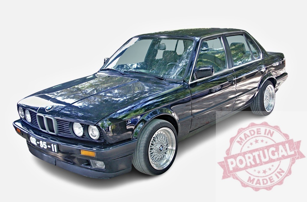 Shiny black BMW E30 parked on white background | Classic BMW E30 automobile with alloy wheels parked on a white background - Realisiert mit Pictrs.com