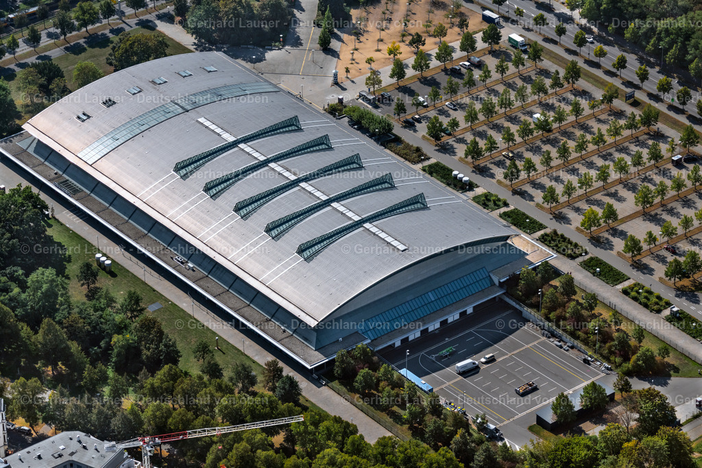 4041297 | LEIPZIG 15.09.2020 Gebäude der Sporthalle " Quarterback Immobilien Arena " im Ortsteil Zentrum-Nordwest in Leipzig im Bundesland Sachsen, Deutschland. Weiterführende Informationen bei: Quarterback Immobilien AG. // Roof on the building of the sports hall " Quarterback Immobilien Arena " in the district Zentrum-Nordwest in Leipzig in the state Saxony, Germany. Further information at: Quarterback Immobilien AG. Foto: Gerhard Launer