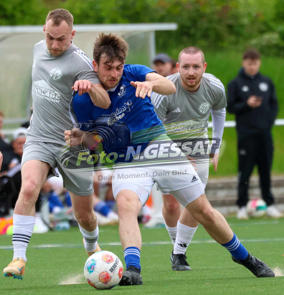 SV Enger-Westerenger - TuS Bruchmühlen | Auf dem Bild zu sehen: grau SV Enger-Westerenger: Marlon Meyer ; blau TuS Bruchmühlen: Deniz Ali ParlakSV Enger-Westerenger, TuS Bruchmühlen, Saison 25/26, Kreisliga A, Enger, Deutschland - Realisiert mit Pictrs.com