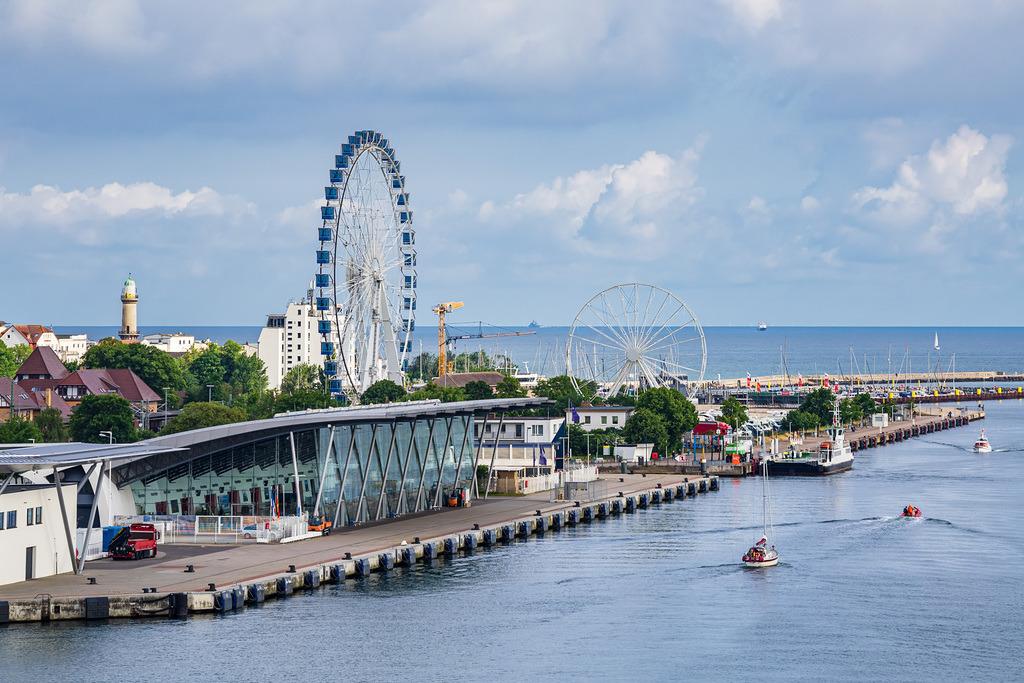 Riesenrad und Leuchtturm an der Ostseeküste in Warnemünde | Riesenrad und Leuchtturm an der Ostseeküste in Warnemünde.