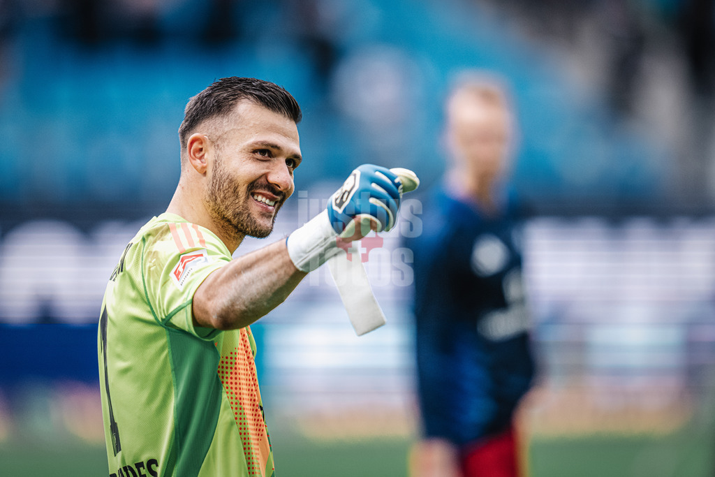 Fußball | Männer | Saison 2024/2025 | 2. Fußball-Bundesliga | 9. Spieltag | Hamburger SV vs. 1. FC Magdeburg | 20.10.2024 | Daniel Heuer Fernandes (#1, HSV) freut sich nach dem Sieg