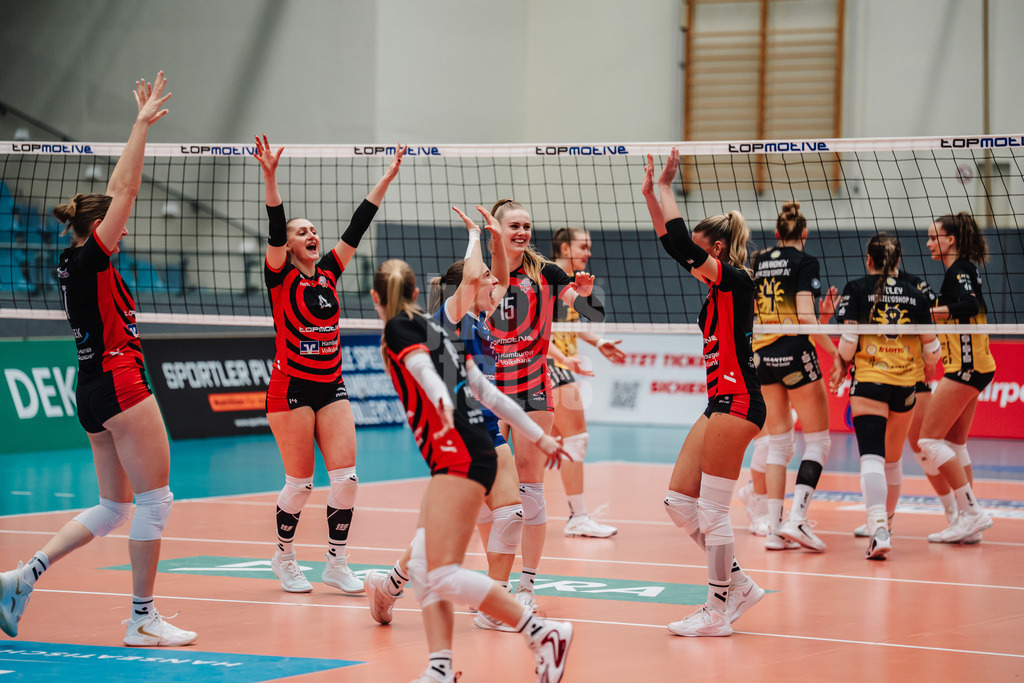 Volleyball | Frauen | Saison 2025/2026 | Volleyball Bundesliga | ETV Hamburger Volksbank Volleys vs. VfB Suhl LOTTO Thüringen | 07.03.2026 | ETV jubelt, v.l. Leonie Körtzinger (#7, ETV Hamburger Volksbank Volleys), Fiona Dittmann (#14, ETV Hamburger Volksbank Volleys), Zoe Konjer (#8, ETV Hamburger Volksbank Volleys), Sarah Stiriz (#4, ETV Hamburger Volksbank Volleys), Alexa Sophie Thaden (#15, ETV Hamburger Volksbank Volleys) und Lina Köster (#3, ETV Hamburger Volksbank Volleys)