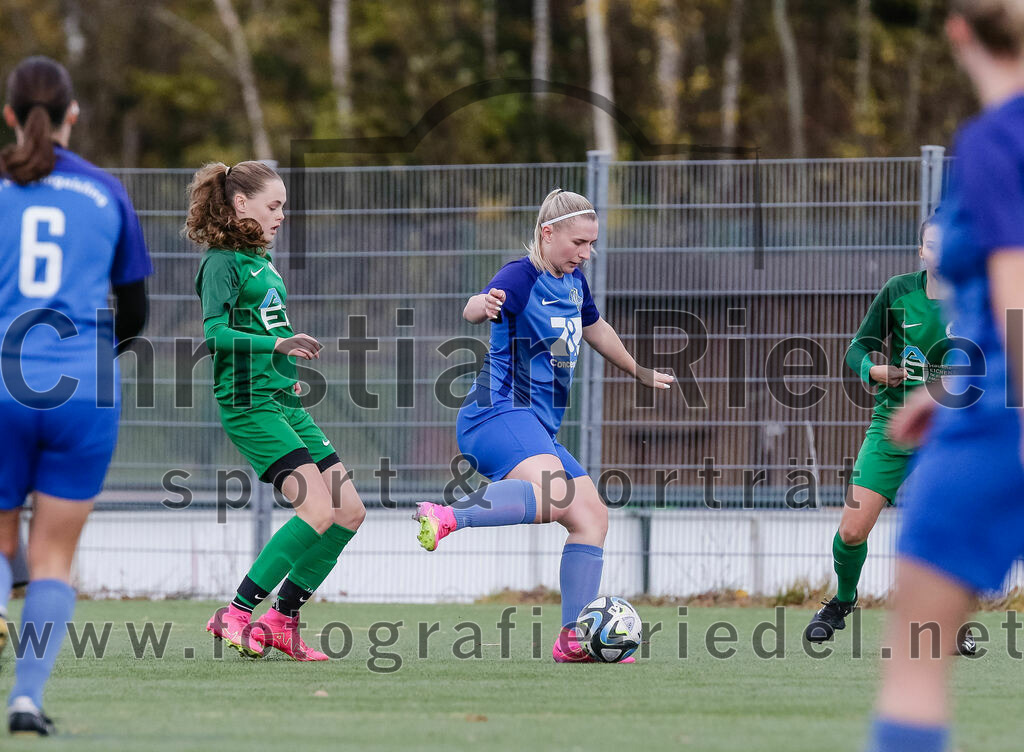 2023-11-19_027_FC_Langengeisling_gegen_FC_Forstern_II | Erding, Deutschland, 19.11.2023:
Fußball, Bezirksoberliga 2023 / 2024, 12. Spieltag, FC Langengeisling gegen FC Forstern II, Endergebnis: 3:0

Hannah Jünke (FC Forstern, #5), Carmen Drescher (FC Langengeisling, #9)

Foto: Christian Riedel / fotografie-riedel.net