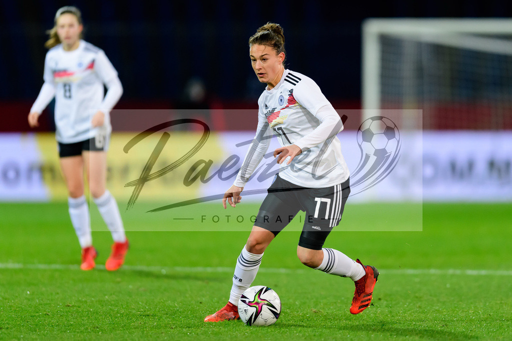 GERTUR20211126_144 | Fussball, Frauen: Felicitas Rauch (Germany) in Aktion, am Ball, Einzelaktion bei dem Spiel der WM-Qualifikation zwischen Deutschland und Tuerkei im Eintracht-Stadion am 26.11.2021 in Braunschweig, Deutschland. - Realisiert mit Pictrs.com