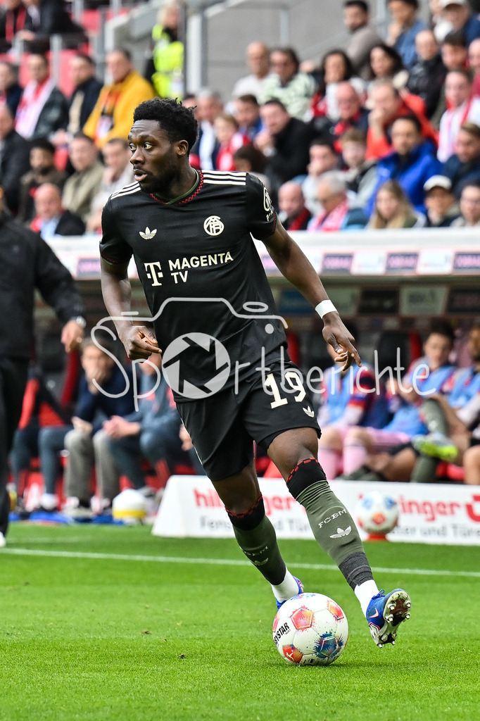 SC Freiburg - FC Bayern München | FREIBURG, GERMANY - 04. APRIL: am Ball Alphonso DAVIES (FC Bayern Munich 19) / Einzelfoto / Freisteller während dem Bundesligamatch zwischen dem SC Freiburg und dem FC Bayern München am 28. Spieltag im Europa-Park Stadion / DFL REGULATIONS PROHIBIT ANY USE OF PHOTOGRAPHS AS IMAGE SEQUENCES AND/OR QUASI-VIDEO
