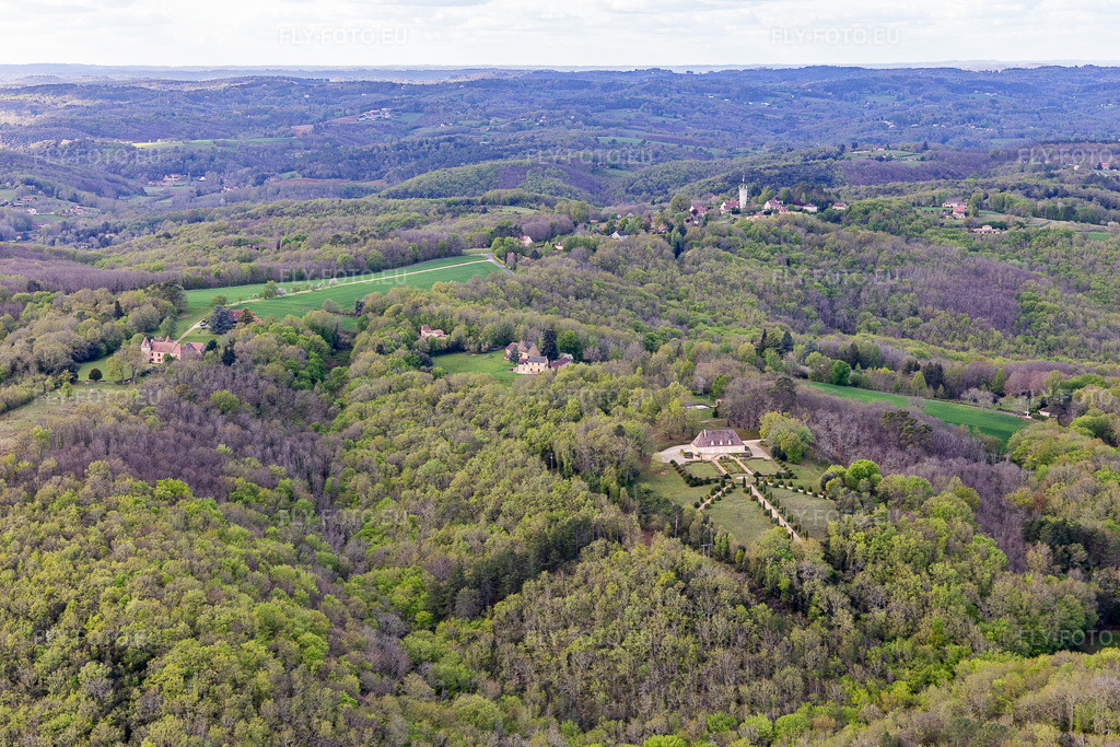 Vue aérienne: Château du Périgord Noir à Vitrac dans le département Dordogne, France. Photo: IMG_113414.jpg prise le 16/04/2019 par Werner Riehm/FLY-FOTO.euRésolution de l'original: 5330 x 3554 px