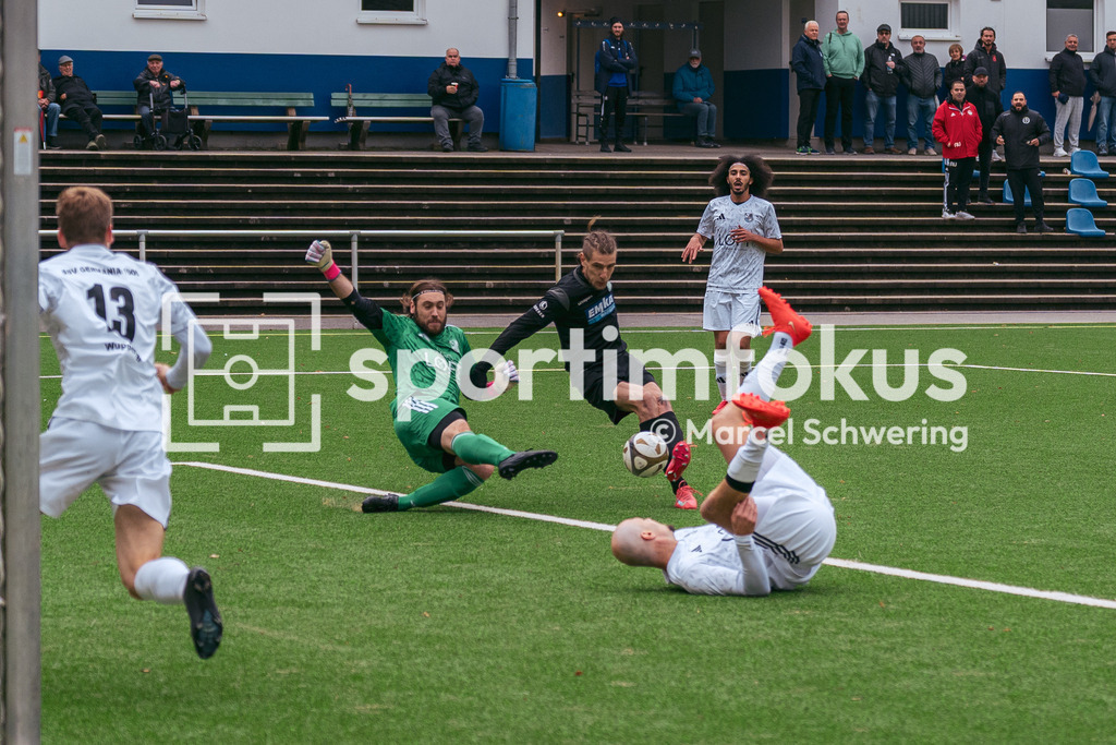 SSV Germania Wuppertal – Cronenberger SC | Leon Wilke (24, SSV Germania Wuppertal) pariert den Schuss von Nermin Hadzic (9, Cronenberger SC). Bezirksliga Niederrhein, Gruppe 2: SSV Germania Wuppertal gegen Cronenberger SC, Wuppertal, 11.10.2026. Endstand: 1:4. sportimfokus / Marcel Schwering - Realisiert mit Pictrs.com