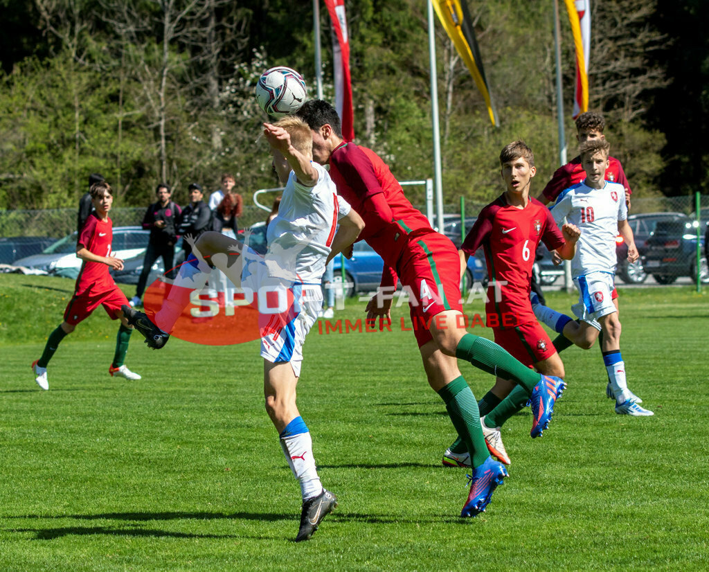Portugal  U15 -Czech Republic U15 | EDGAR MOTA (Portugal #2) ONDREJ PENXA (Czech Republic #14) GONÇALO PINTO (Portugal #6) RAFAEL MOTA (Portugal #4) ADAM SOSNA (Czech Republic #10) ; Portugal  U15 -Czech Republic U15 am 29.04.2022 in Arnoldstein
(Sportplatz), AUSTRIA, (Photo by Ernst Krawagner sport-fan.at) - Realisiert mit Pictrs.com