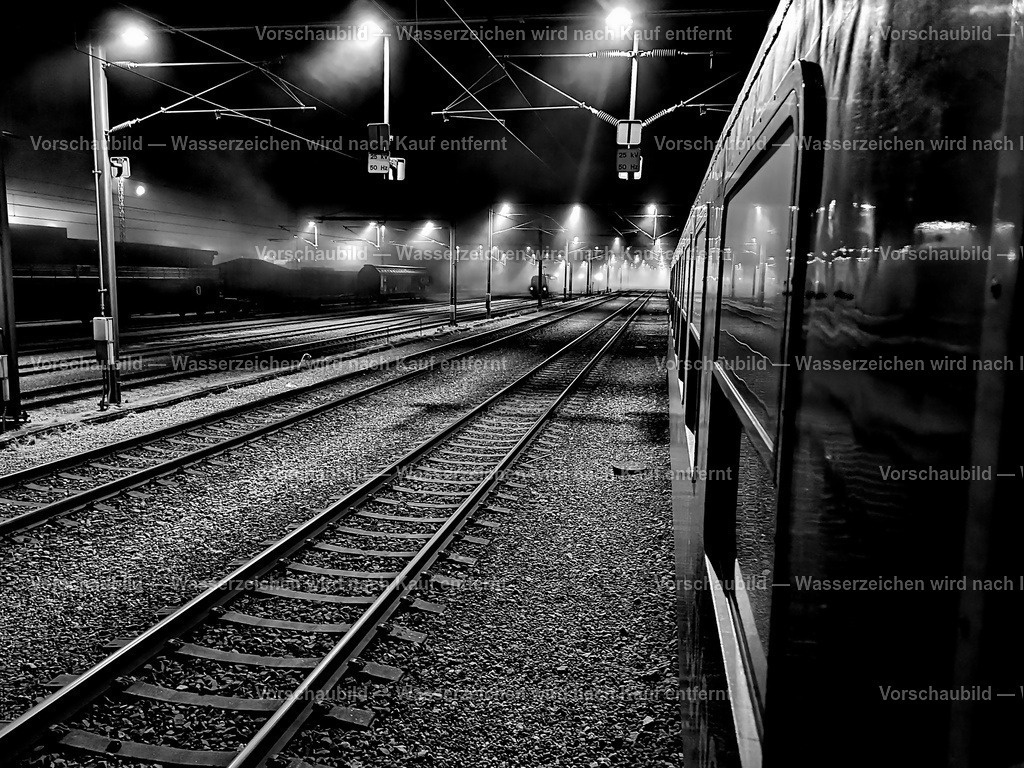 Nachtzug | online Fotogalerie mit schwarz-weiß Fotografien und Shop für zeitlose  Poster und Leinwände in stilvollem schwarz weiß  - Realisiert mit Pictrs.com
