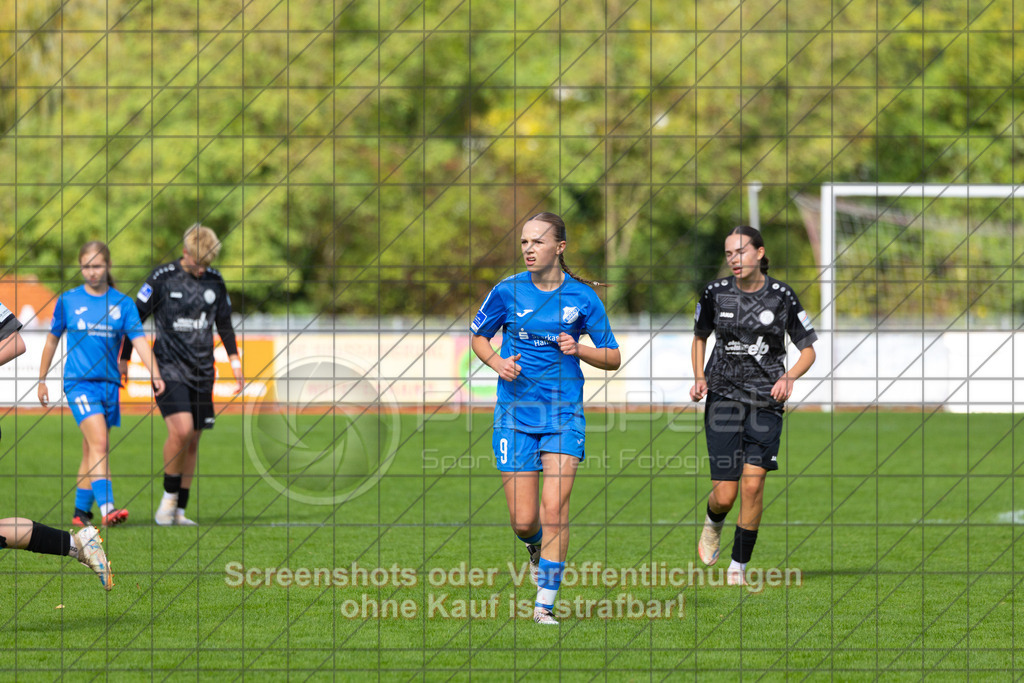 20261010_143246_0438_(c)_by_PhotoPeet | #,1.FC Donzdorf (schwarz) vs. SC Sand (blau), Fußball, EnBW-Oberliga B -Juniorinnen, 05. Spieltag, Saison 2026/2027, Rasenplatz Lautertal Stadion, Süßener Straße 16, 73072 Donzdorf, 10.10.2026 - 14:00 Uhr,Foto: PhotoPeet / Sport- &amp; Eventfotografie / Peter Harich