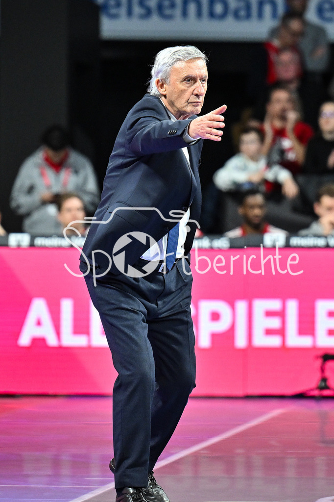 FC Augsburg - 1. FC Heidenheim | MUNICH, GERMANY - 17. FEBRUARY: im Bild Svetislav PESIC Trainer FC Bayern Basketball  / Einzelfoto / Freisteller während dem Spiel zwischen dem FC Bayern München und den Skyliners Frankfurt am 21. Spieltag der easyCredit BBL im BMW Park
