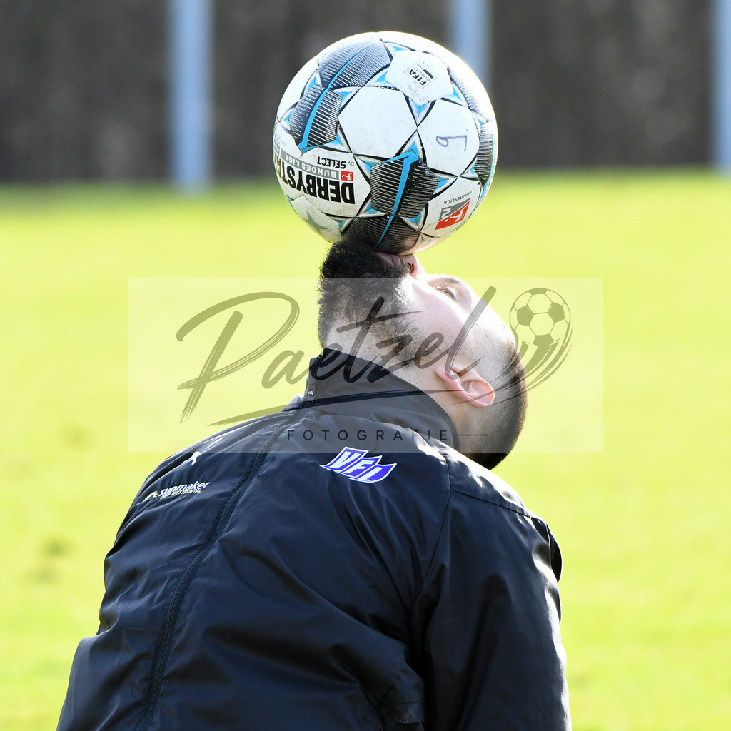 20200215_TRAOSN_0082 | Fussball, Herren: Marcos Alvarez (VfL Osnabrueck) in Aktion, am Ball, Einzelaktion waehrend der Trainingseinheit des VfL Osnabrueck im Sportpark Illoshoehe am 15.02.2020 in Osnabrueck, Deutschland. - Realisiert mit Pictrs.com
