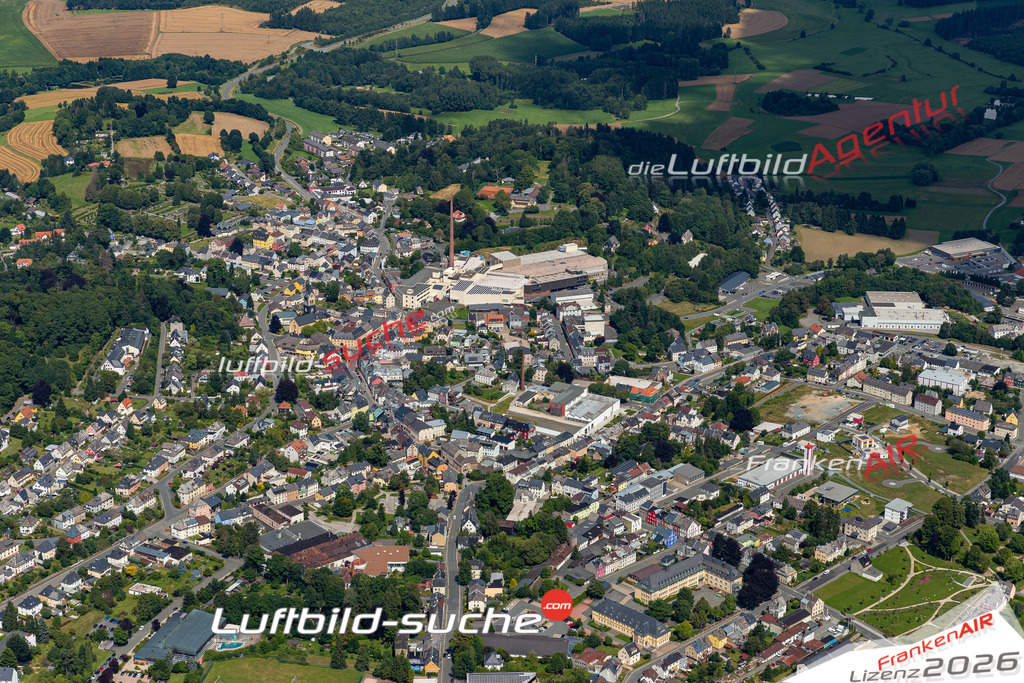 Das Luftbild der Stadt Helmbrechts wurde 2021 vom Flugzeug heraus erstellt (keine Drohne) Aufnahmehöhe ca.450 Meter- hohe Bildauflösung und Druck-Qualität garantiert!
