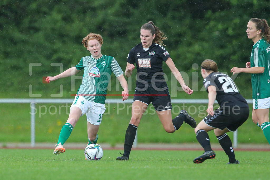 Fussball, Testspiel Frauen, SV Henstedt-Ulzburg - SV Werder Bremen | v.li.: Lena Dahms (SV Werder Bremen, 37) und Indra Hahn (SV Henstedt-Ulzburg, 7) im Zweikampf, Duell, Dynamik, Aktion, Action, Spielszene