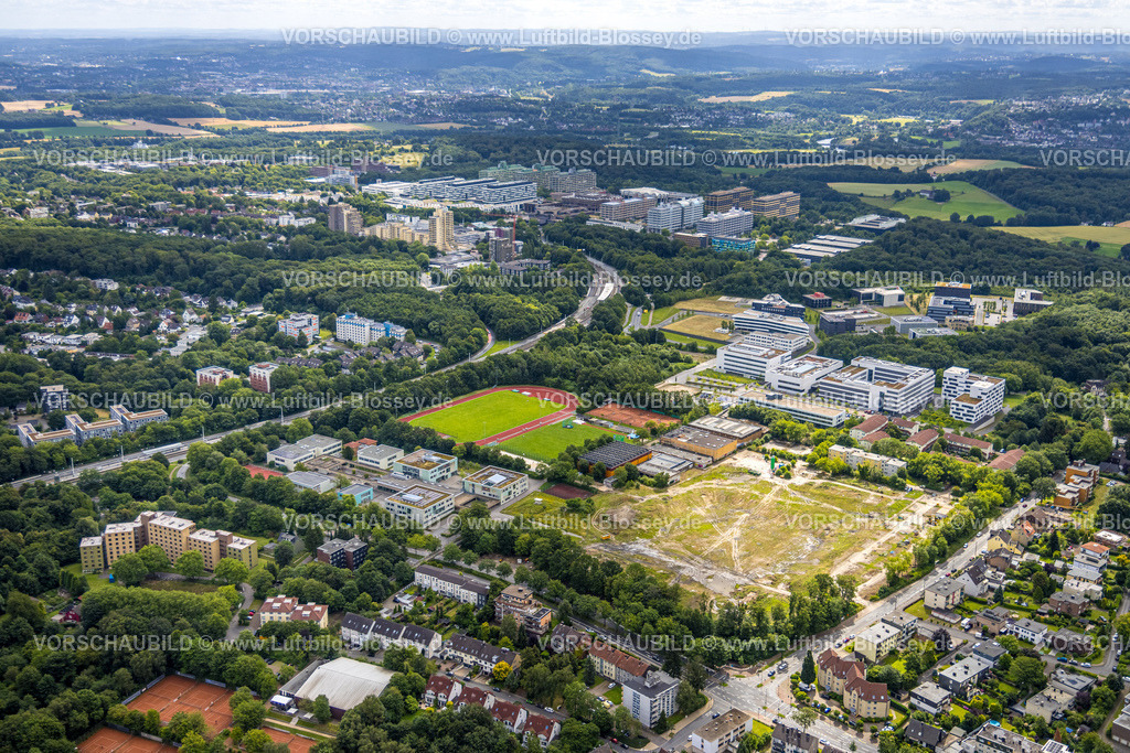 Bochum240700813 | Luftbild, Hochschule für Gesundheit GesundheitsCampus mit Sportplatz und freier Wiesenfläche, Gebäude Sportwissenschaften der RUB Ruhr-Universität Bochum, Fernsicht mit Blick zur RUB, Querenburg, Bochum, Ruhrgebiet, Nordrhein-Westfalen, Deutschland